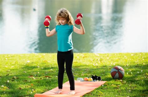 Criança Praticando Esportes - Criança de fitness crianças fazendo exercícios esportes crianças ...