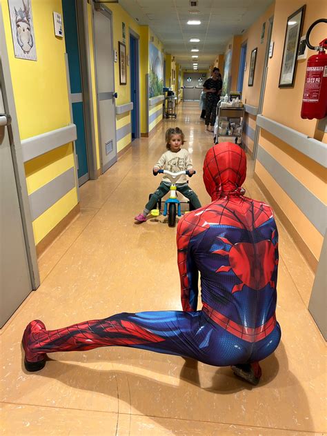 Irccs Policlinico San Donato Arriva Spiderman In Visita Ai Bimbi Della