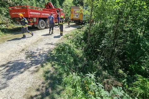 LKW Bergung auf Forststraße in Gosau Freiwillige Feuerwehr Bad Goisern