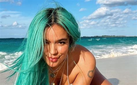 Karol G Disfruta Sus Vacaciones Con Atrevidas Fotos Que Encienden Las Redes