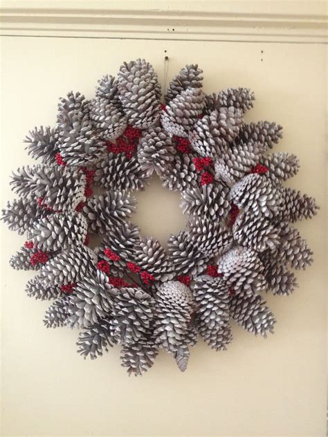 Pinecone Christmas Wreath | Christmas wreaths, Pine cone art, Christmas