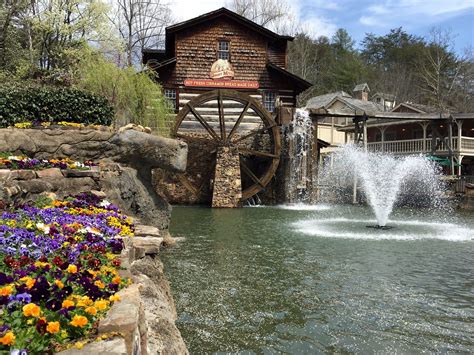 A Guide to Tennessee's Theme Parks and Water Parks