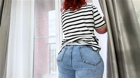 Reife milf mit breiten hüften und dickem arsch nahm schwanz anal beim