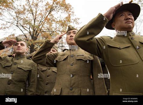 Us navy soldier salute memorial hi-res stock photography and images - Alamy