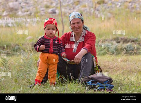 Mujer con niño tayiko Aoyitage Valle la meseta de Pamir Xinjiang