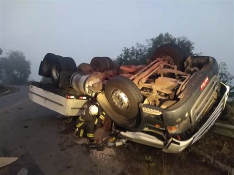 Caminhoneiro morre após veículo cair em ribanceira na BR 101 no sul da