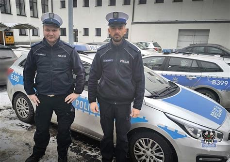 Na Sygna Ach Na Porod Wk W Wa Brzychu Policjanci Eskortowali Rodz C