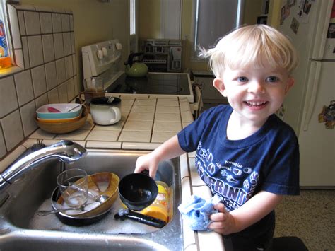 Toddler Tuesday: Washing Dishes | The Abundant Wife