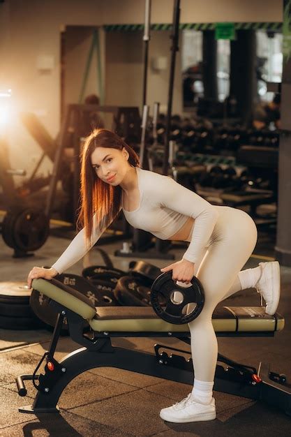 Deportista Haciendo Ejercicios Con Pesas En El Gimnasio Foto Premium