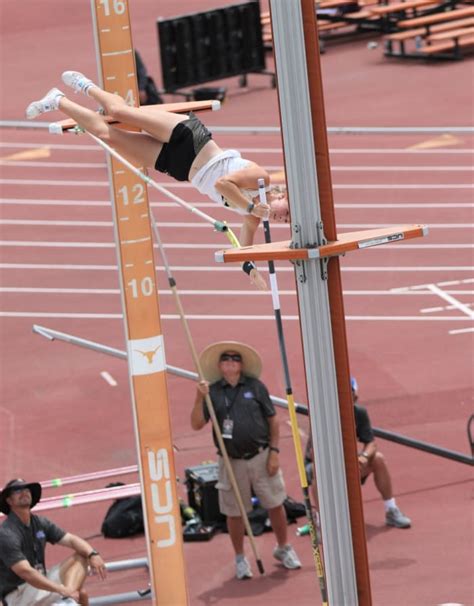 Look Ella Strickland Sets New Texas State Record In Girls Pole Vault