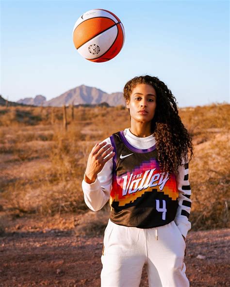 Skylar Diggins Smith Bio Career Wnba Net Worth And Spouse Nba