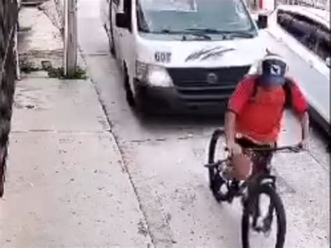 Ciclista A Punto De Ser Arrollado Por Veh Culo En Xalapa