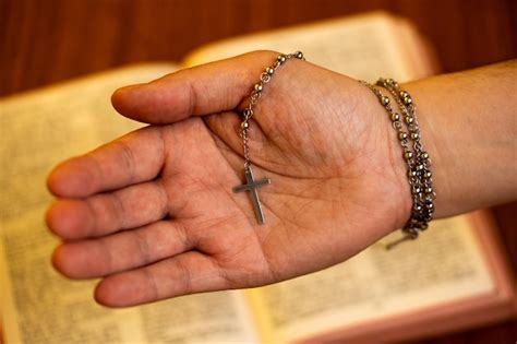 Mano Sosteniendo Un Peque O Crucifijo Con Una Biblia Abierta En La