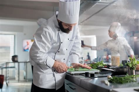 Premium Photo | The chef prepares food in the restaurant and packs it in disposable dishes