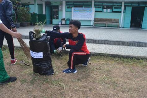 WCD Siswa Dan Guru SMAN 1 Klampok Bersihkan Sekolah Hingga Selokan