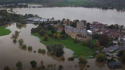 Tewkesbury flooding: Entire town submerged under flood water