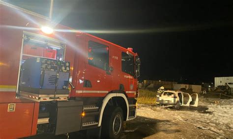 Mașină cuprinsă de flăcări în parcarea Aeroportului din Cluj Napoca