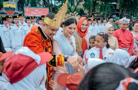 Pemkot Ini Alasan Bobby Nasution Kenakan Pakaian Adat Nias