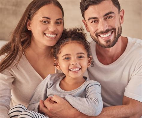 Ni A De Familia Feliz Y Una Pareja Interracial Sonriendo Y Emocionada