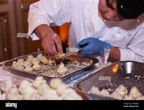 Paris France Novembre Un Chef Sud Cor En Pr Pare Des