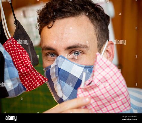 Handgemachte Masken Fotos Und Bildmaterial In Hoher Aufl Sung Alamy