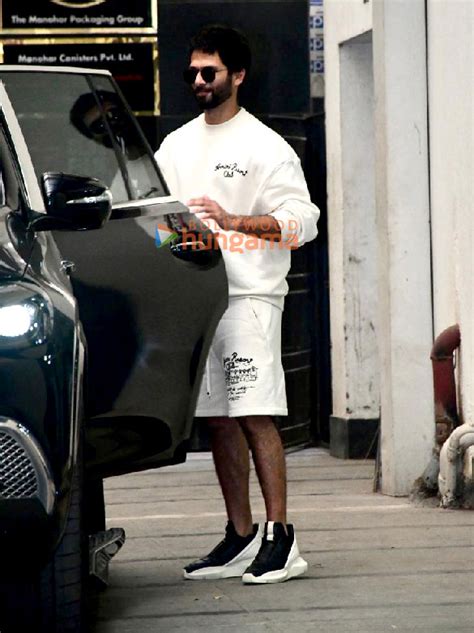 Photos Shahid Kapoor Snapped At Roy Kapur Films Office In Khar