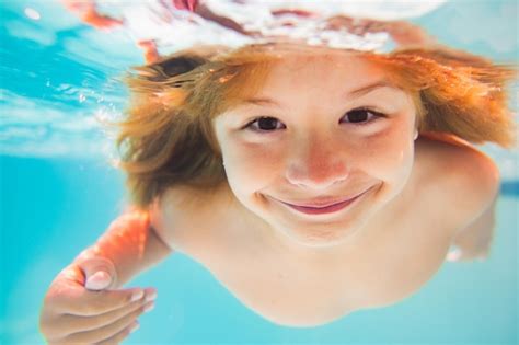 Enfant Nageant Dans La Piscine Sous L Eau Enfant Gar On Nageant Sous L