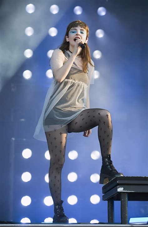 9 Hot Sexy Lauren Mayberry Bikini Pics