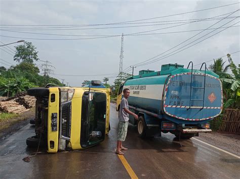 Pecah Ban Truk Box Terguling