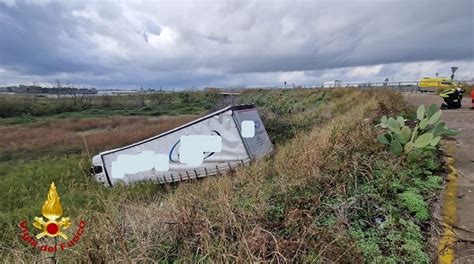 Incidente Alla Zona Industriale Tir Esce Fuori Strada Illeso Il