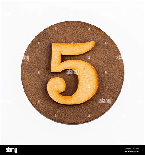 Number 5 in a wooden circle Stock Photo - Alamy