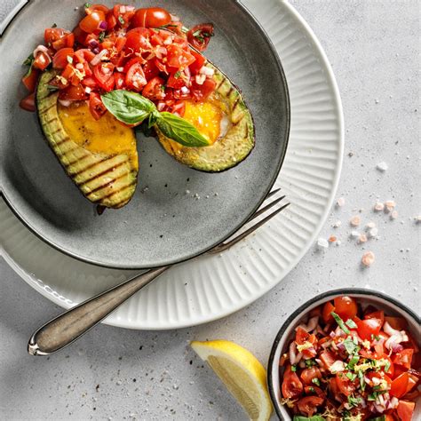 Avocat Cuit Au Four Avec Un Uf Garni De Tomates Et D Oignons Univers