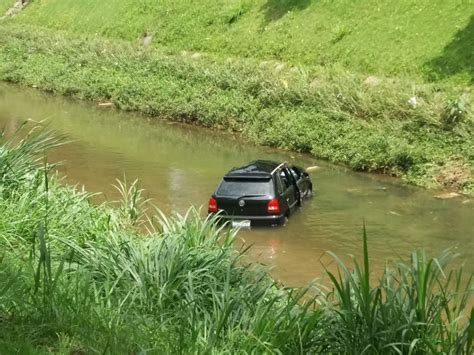 Carro Cai Dentro De Rio Em Petr Polis Rj E Deixa Dois Feridos