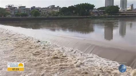 Chuva Deixa Fam Lias Desabrigadas Abre Crateras E Faz Rios