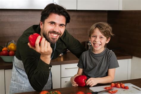 Verdure Della Tenuta Del Padre E Del Figlio Dell Angolo Alto Foto Gratis