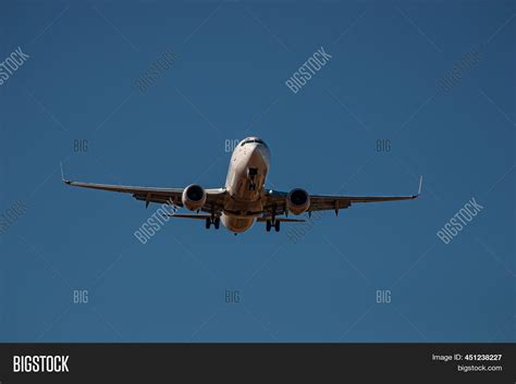 Passenger Airline Twin Image & Photo (Free Trial) | Bigstock