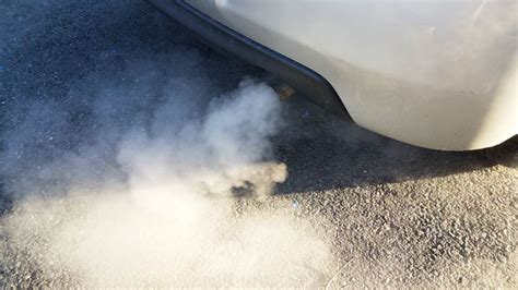 Humo azul del escape Causas y cómo solucionarlo Mundicoche