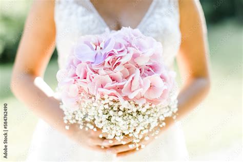 Braut Mit Rosa Brautstrau Mit Hortensien Und Schleierkraut Stock Photo