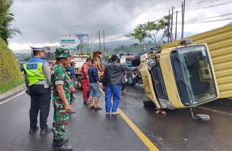 Truk Muatan Kerupuk Pecah Ban Akibatkan Kecelakaan Karambol Di Tol KM