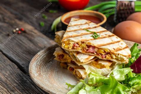 Primer Plano De Una Quesadilla De Queso Y Huevo Cocina Mexicana