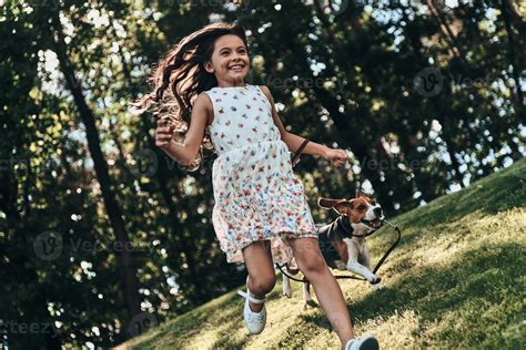 Jouer Avec Son Chien Toute La Longueur D Une Jolie Petite Fille Jouant