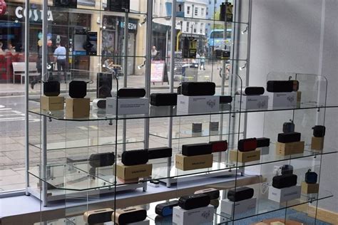 6 Benefits Of Glass Display Cabinets For Retail Stores Speedframe