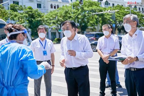 冯飞深入三亚疫情防控一线调研时要求，以最高标准最严要求落实高风险区管控措施