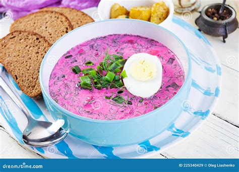 Borscht Frio Sobre Fundo Branco De Madeira Sopa De Beterraba Fria