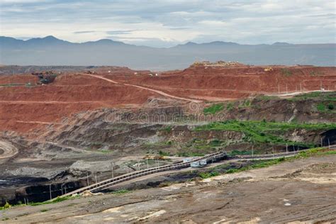 Camiones Volquete De La Explotación Minera Que Trabajan En Mina De