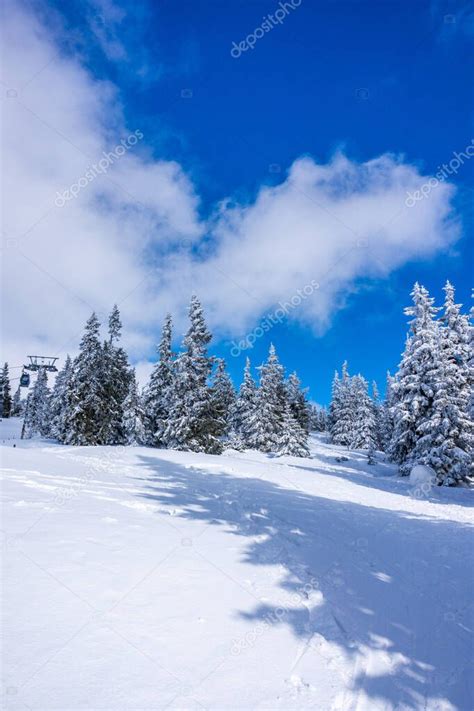 Montañas Krkonose cubiertas de nieve árboles congelados El pico más