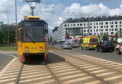 Wypadek Na Woli W Warszawie Samoch D Wjecha Pod Tramwaj S Ranni W