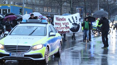 Corona Demos In Mehreren St Dten Teilnehmende Greifen Polizei An