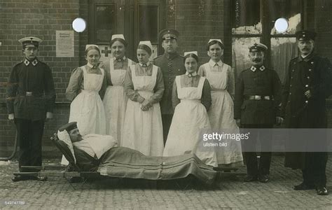 Gruppenfoto Krankenschwestern Und Sanitäter Vom Roten Kreuz Mit Einem