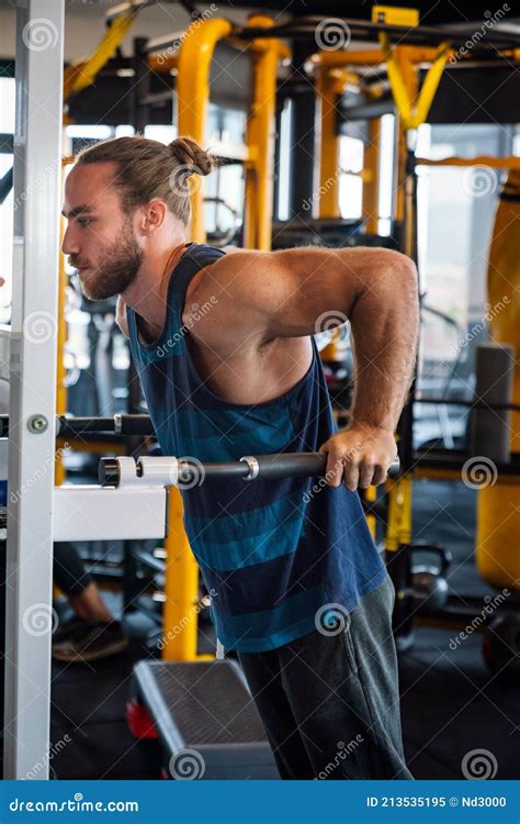 Joven Musculoso Durante El Entrenamiento En El Gimnasio Imagen De